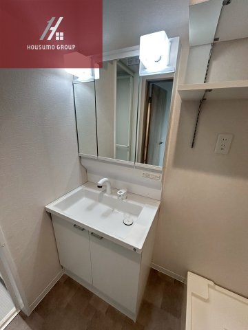 洗面設備　独立洗面台、小物を置くことができて便利です