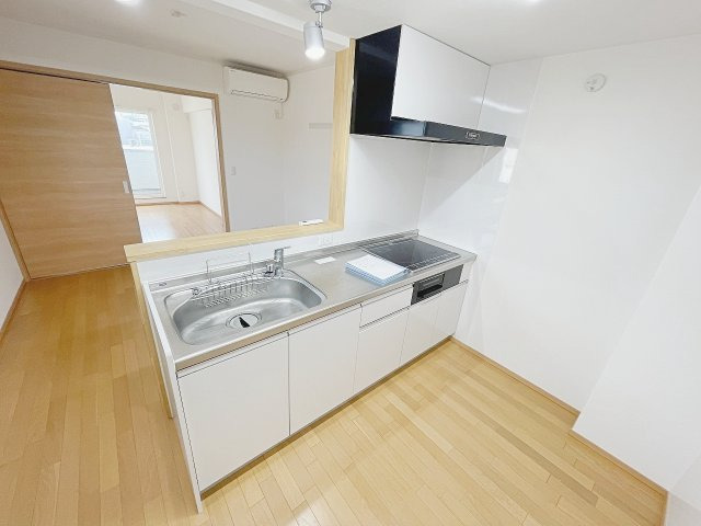 キッチン　収納もたくさんついていて広々とした綺麗なキッチンです。