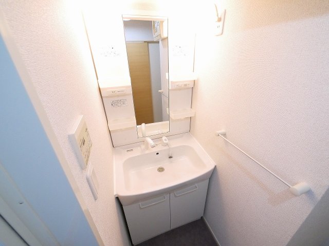 洗面設備　明るい洗面所です