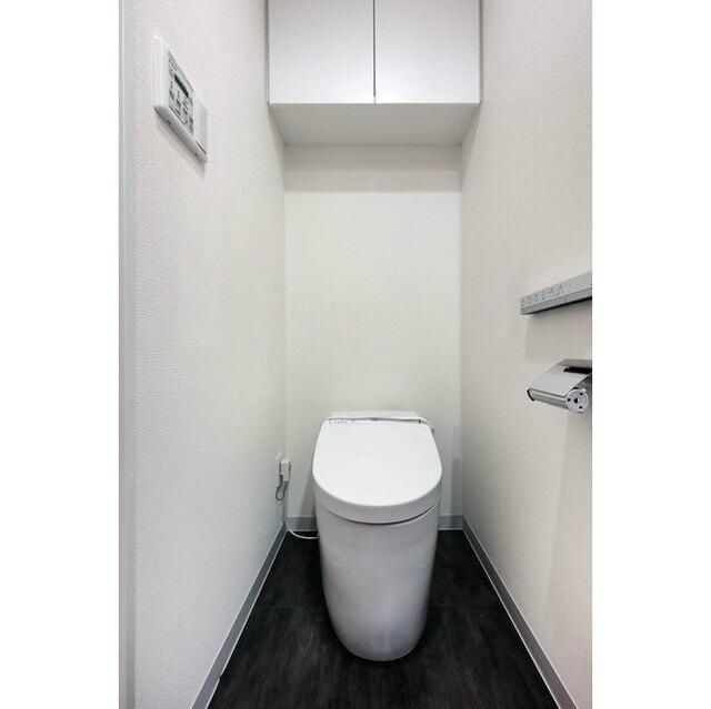 トイレ　落ち着いた色調のトイレです