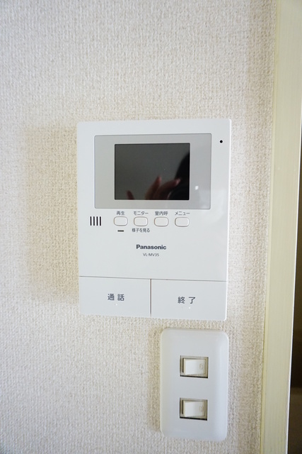 セキュリティ　来訪者の姿を確認できるＴＶモニター付インターホン設置済です！