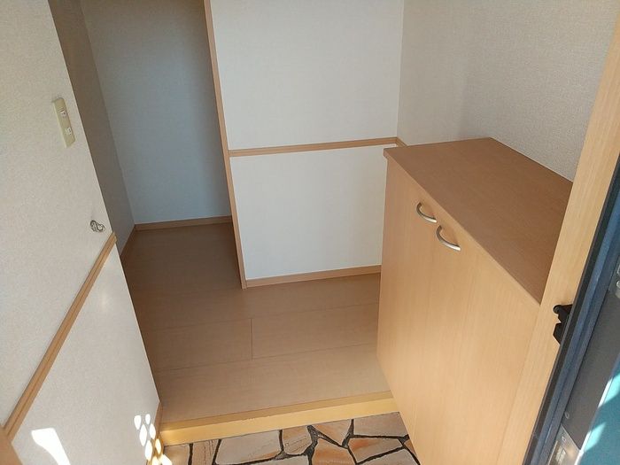玄関　室内写真は別部屋の写真です。