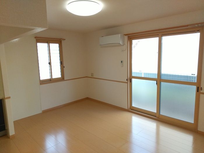 居室・リビング　室内写真は別部屋の写真です。