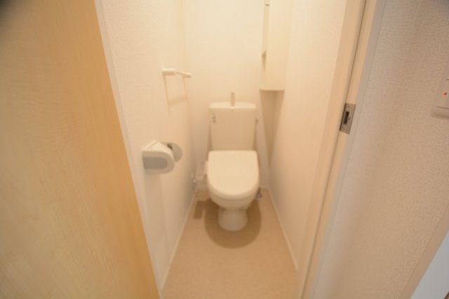 トイレ　温水洗浄便座付きのトイレです♪