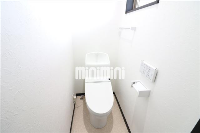 トイレ　温水洗浄便座つき！トイレの右側に窓が付いています。