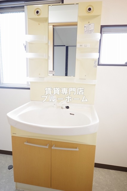 洗面設備　洗面所も収納豊富！
