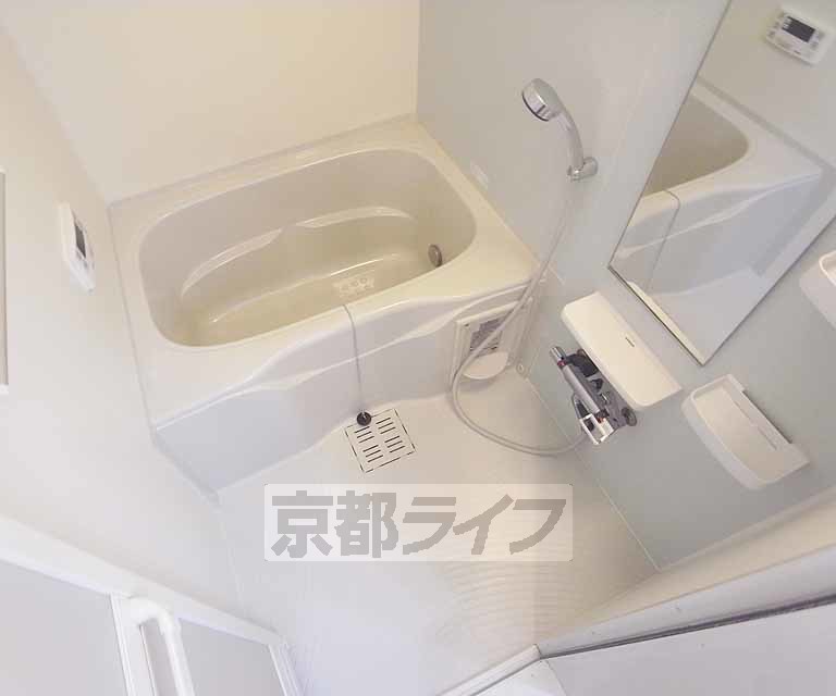 バス・シャワールーム　鏡の付いた便利なお風呂