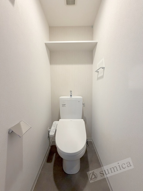 トイレ　人気アイテムの温水洗浄便座。清潔感のあるトイレです。