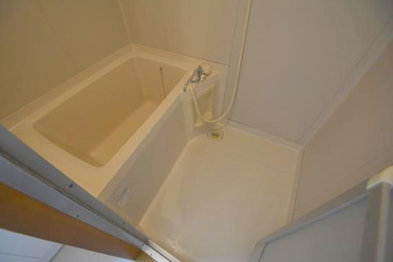 バス・シャワールーム　バスルームはトイレと別々で、広々としていますよ。