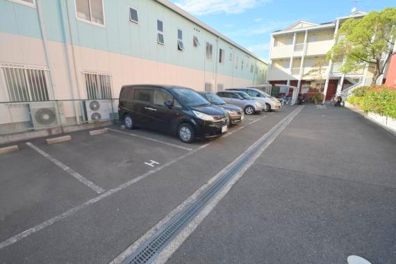駐車場　駐車のしやすい広めの駐車場です。