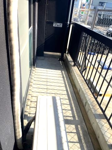 バルコニー　(参考)同マンション反転のお写真です 間取り図を参照してくだ