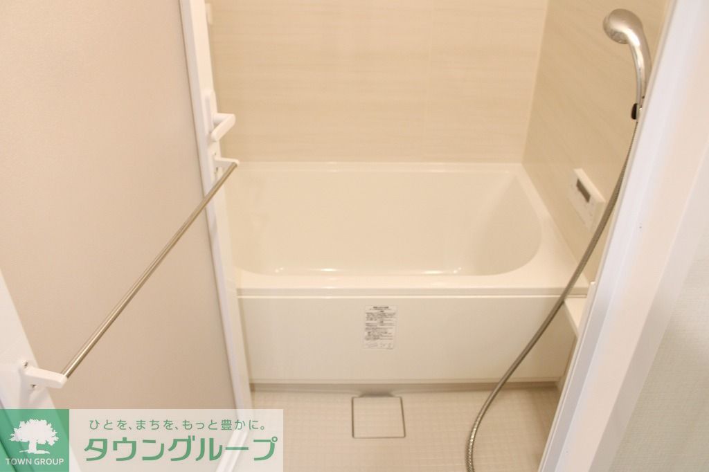 バス・シャワールーム　同物件別部屋の左右対称の室内写真です。