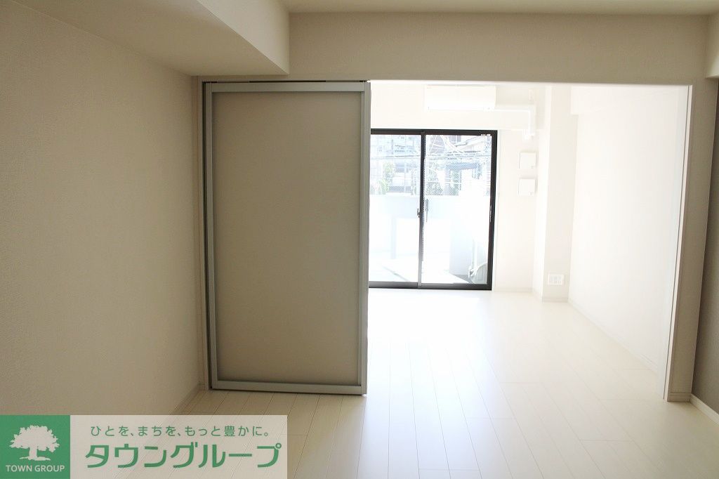 居室・リビング　同物件別部屋の左右対称の写真です。