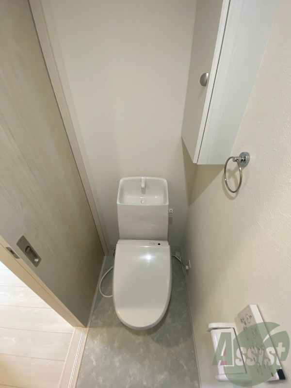 トイレ　トイレは温水洗浄便座付きで、収納スペースもございます