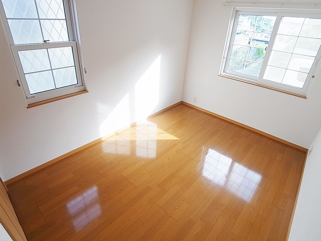 その他部屋・スペース　角部屋なのでに二面から光が入り込みます。