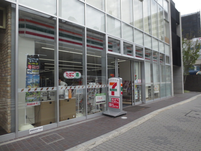 コンビニ　セブンイレブン（コンビニ）まで300m