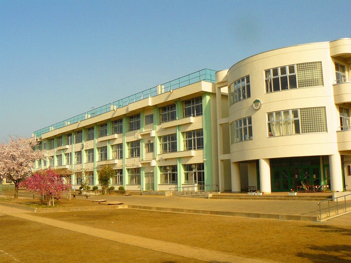 小学校　岡田小学校（小学校）まで1040m