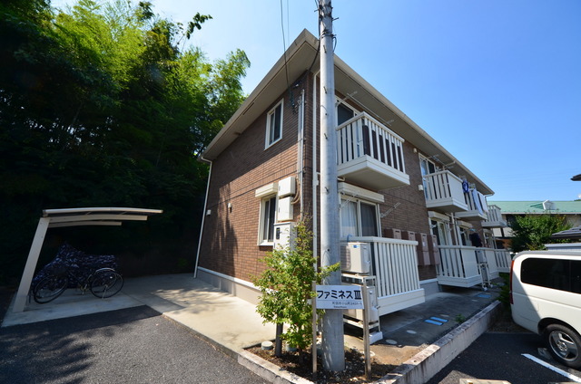 建物外観　★程よい緑に囲まれた、居心地の良い物件です★