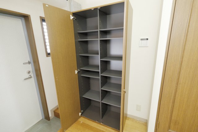 玄関　別部屋同タイプ。