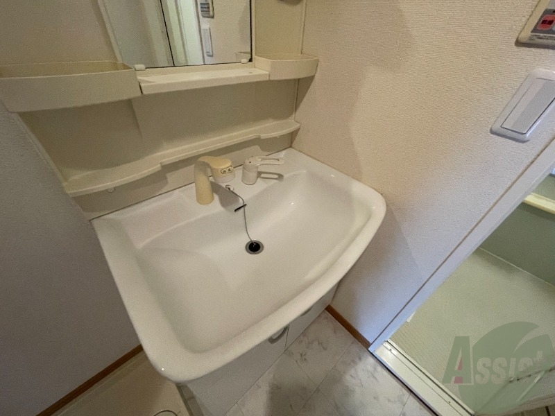 洗面設備　洗面台。朝の身支度はここでばっちり決めましょう。