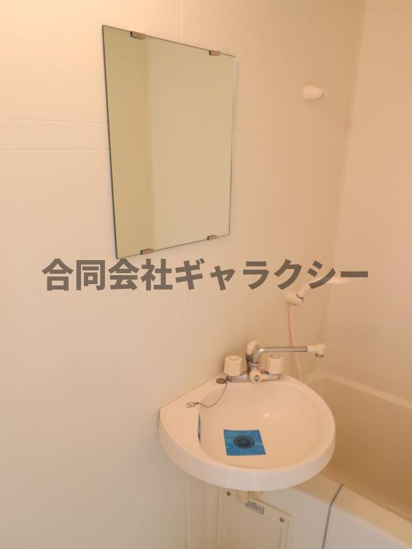 洗面設備　鏡付き洗面台