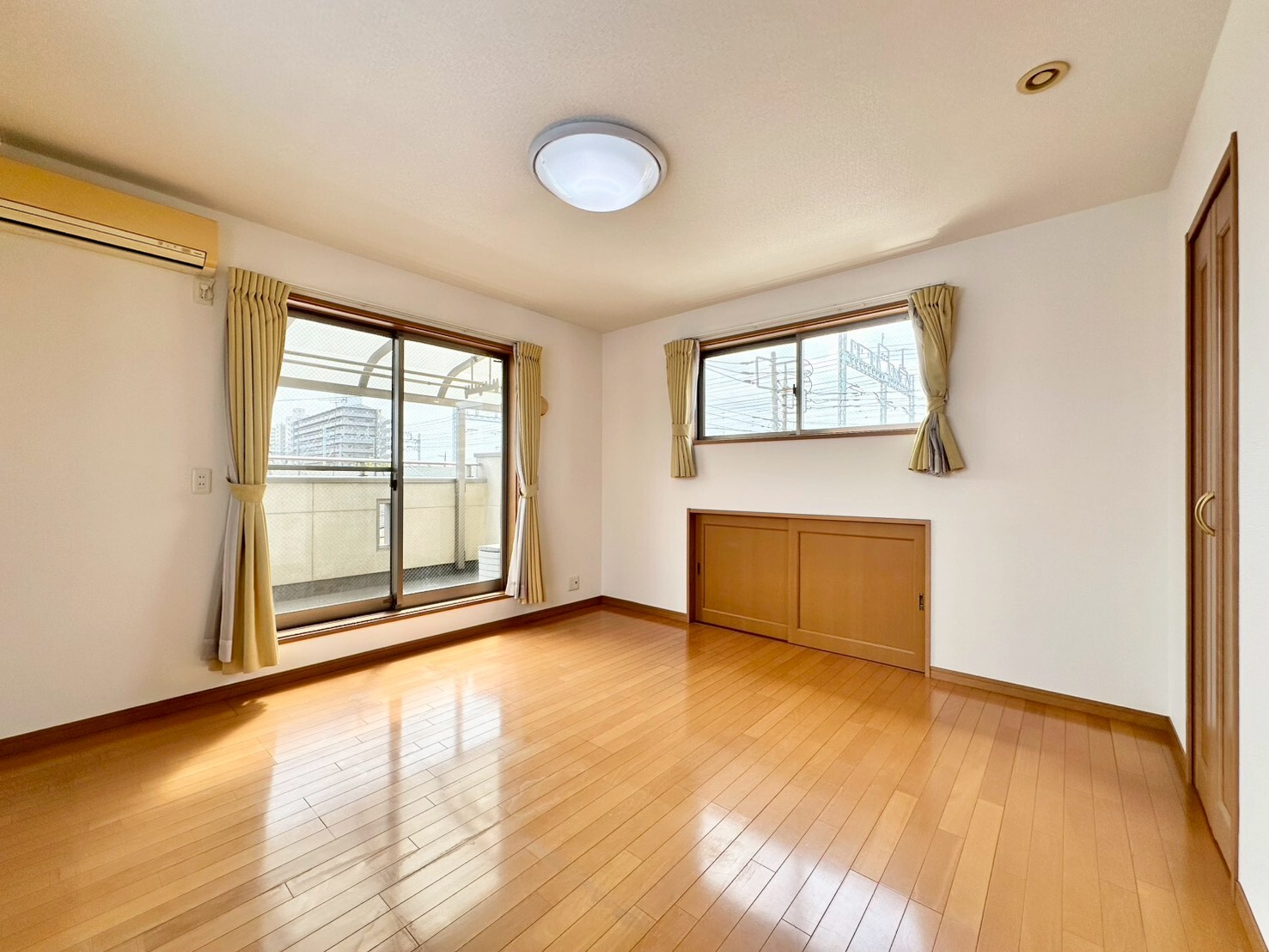 吉町5丁目戸建の居間写真