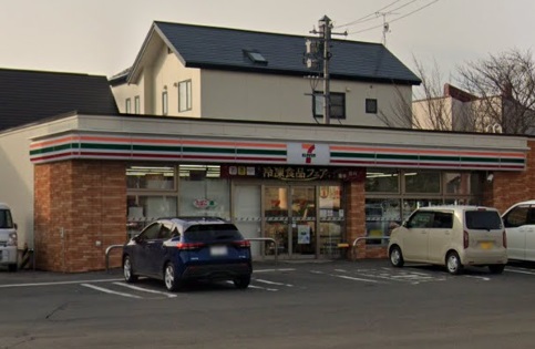 コンビニ　セブンイレブン江別東野幌店（コンビニ）まで216m