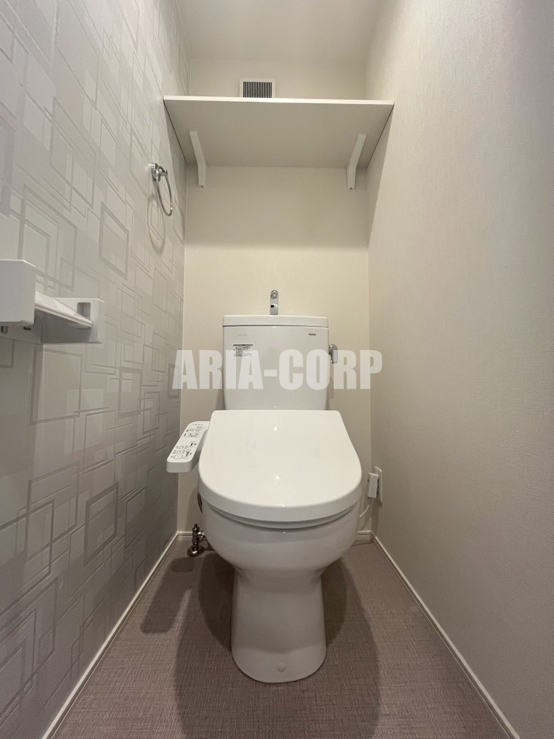 トイレ　ウォシュレット付きWC。上部には便利な棚がございます！