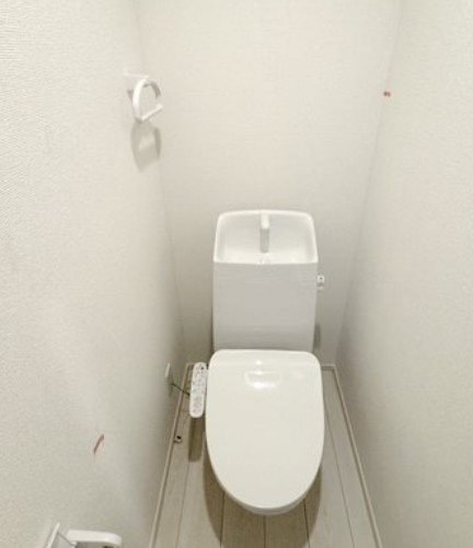 トイレ　別部屋参考写真となります
