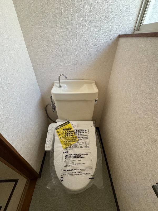 トイレ　別号室の写真です。