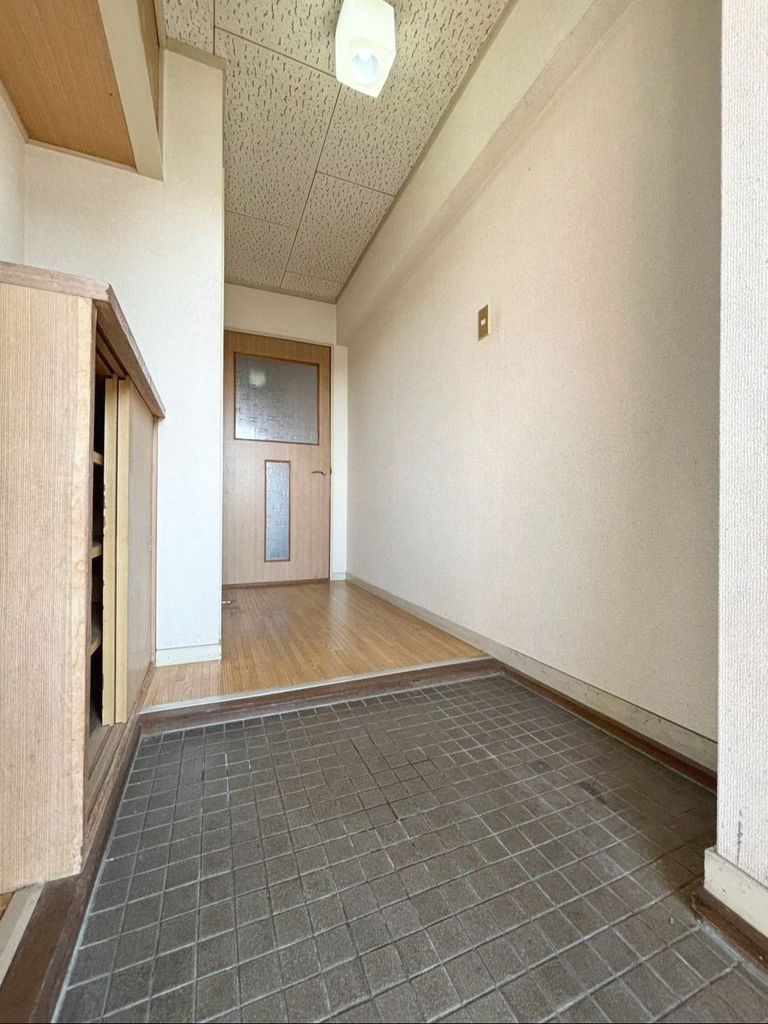 玄関　現状優先とし写真は参照とする。