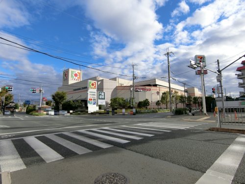 スーパー　イズミヤ 千里丘店（スーパー）まで1328m