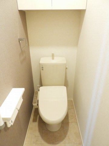 トイレ　落ち着いた色調のトイレです