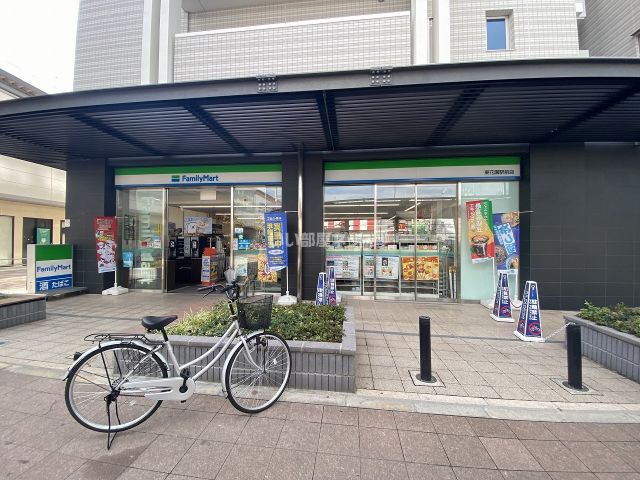 コンビニ　ファミリーマート 東花園駅前店（コンビニ）まで223m