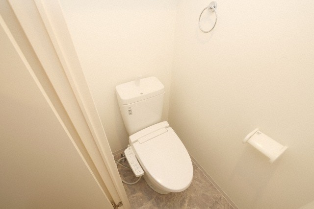 トイレ　落ち着いた色調のトイレです