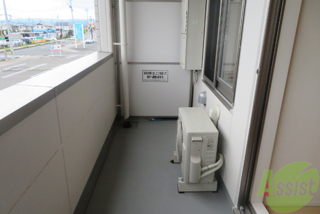 バルコニー　広いバルコニーでお布団も干せていいですね。