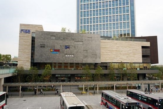 ショッピングセンター　二子玉川ライズ・ショッピングセンター・テラスマーケット（ショッピングセンター）まで500m