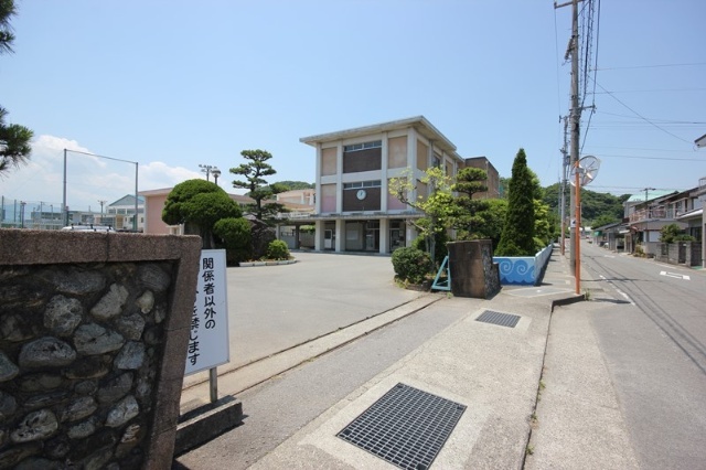 中学校　徳島市立津田中学校（中学校）まで1407m