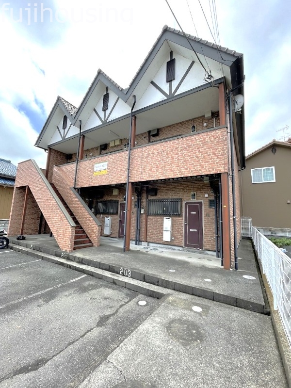 建物外観　レンガ調の建物です
