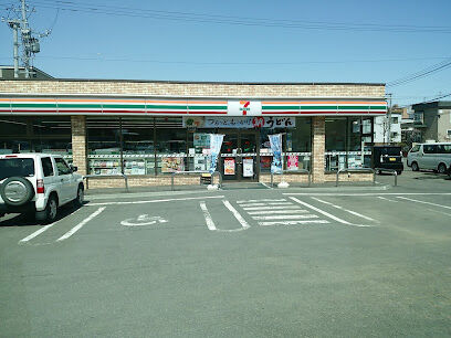 コンビニ　セブンイレブン札幌北33条店（コンビニ）まで297m