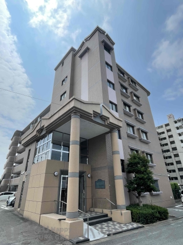 建物外観　６階建のマンションタイプ。河川沿いで環境〇
