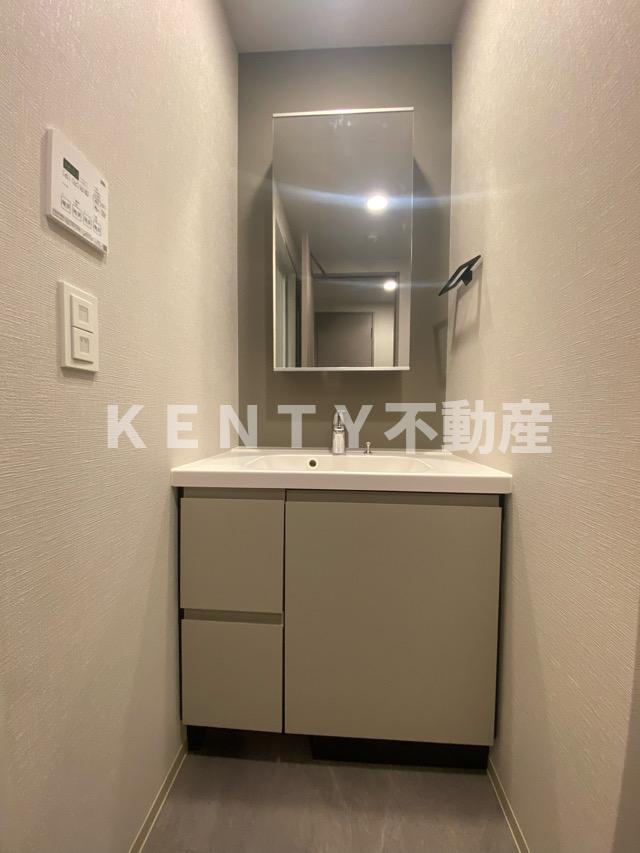 洗面設備　独立洗面台、小物を置くことができて便利です