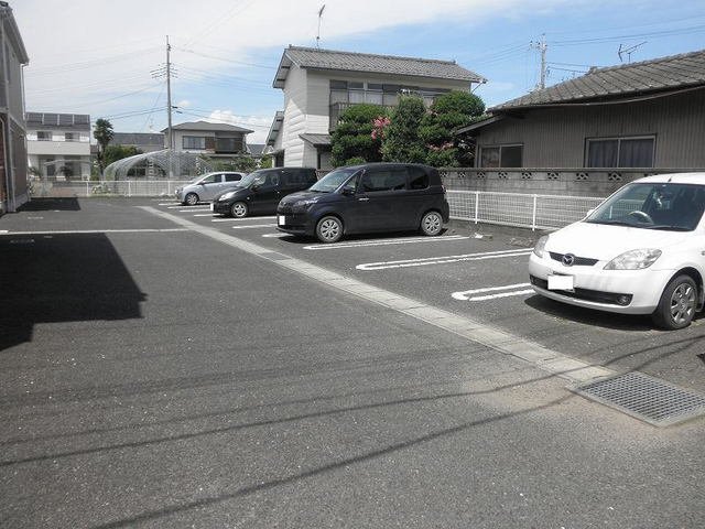 駐車場　駐車場があるので、車を買う予定の方も安心です