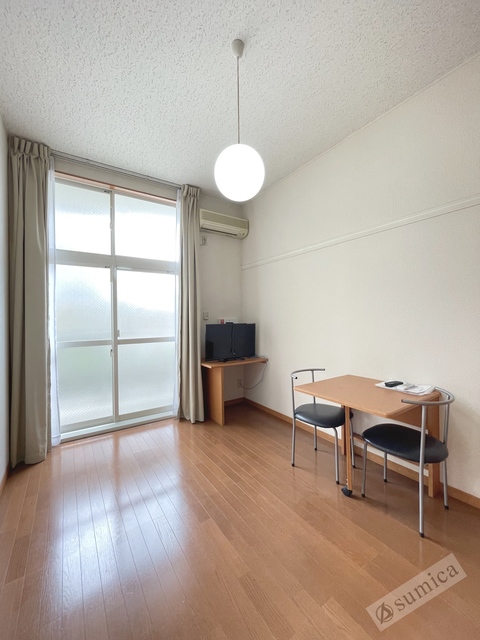 バルコニー　内装は落ち着いています。おおきな窓で明るさを演出。