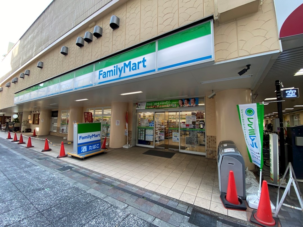 コンビニ　ファミリーマート 山陽姫路駅前店（コンビニ）まで712m