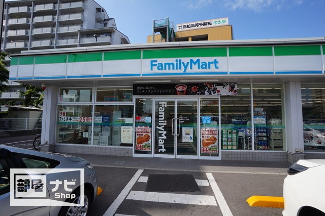 コンビニ　ファミリーマート高松国際ホテル前店（コンビニ）まで370m
