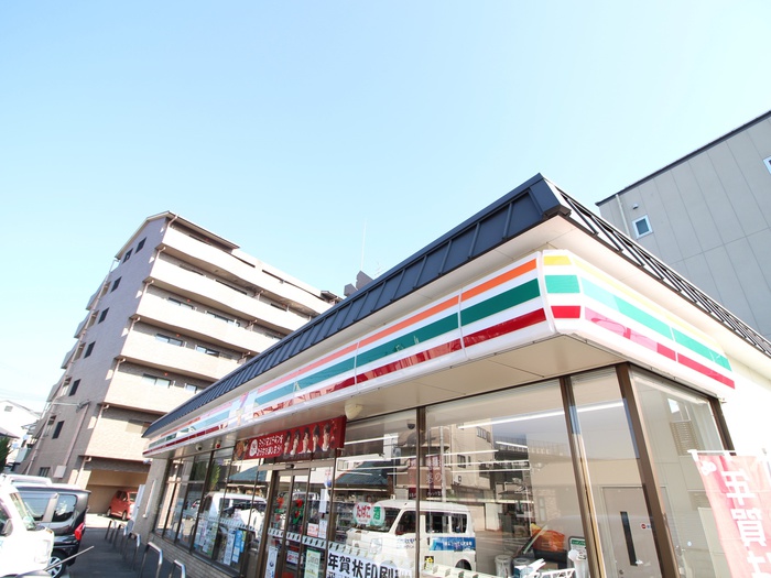 コンビニ　セブンイレブン（コンビニ）まで306m