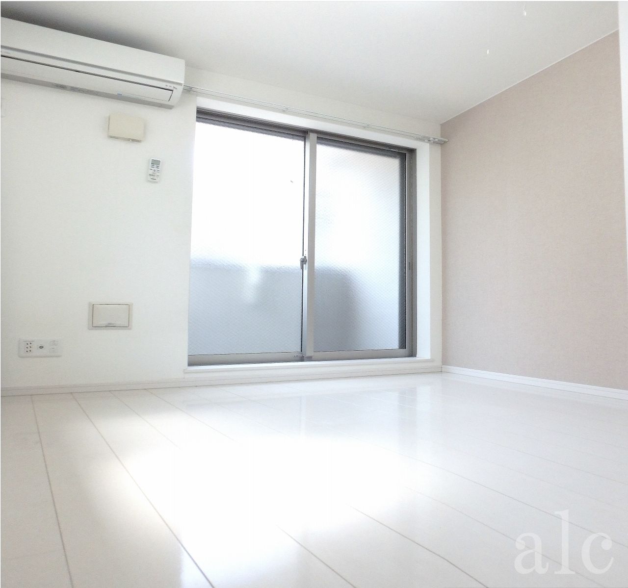 居室・リビング　7帖大きめ居室　アクセントクロスがお洒落なお部屋です。※反転