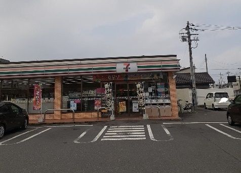 コンビニ　セブンイレブン伊勢崎平和町店（コンビニ）まで800m