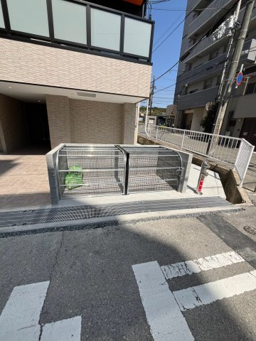 駐車場　駐車場があるので、車を買う予定の方も安心です